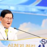 Chairman Lee Man-hee delivers a message at the 42nd Founding Anniversary Commemorative Service of Shincheonji Church of Jesus, held at Cheongju Church, Shincheonji Church of Jesus on the 15th.