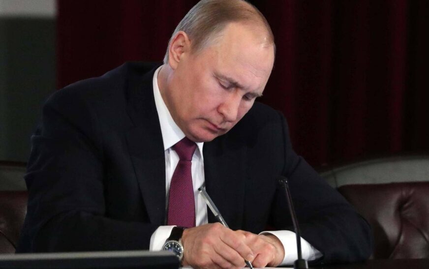 Russia Declares Easter Ceasefire, Keeps Troops on High Alert